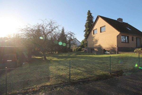 Blick auf abtrennbaren Bauplatz mit zugehörigem Doppelcarport