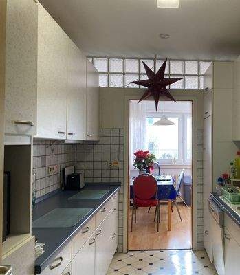 Küche mit Zugang zum Essbereich