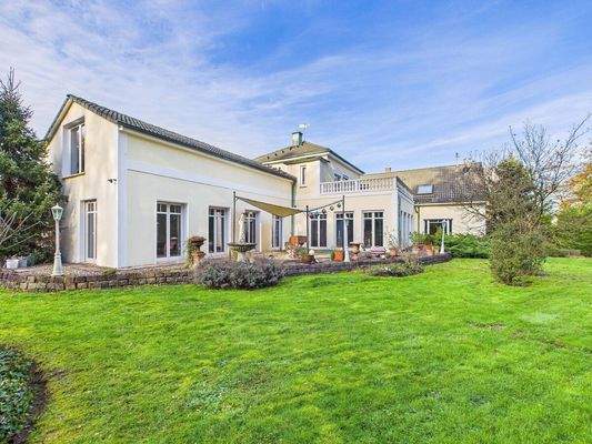 Villa mit Parkgrundstück und Pool in Beaumarais