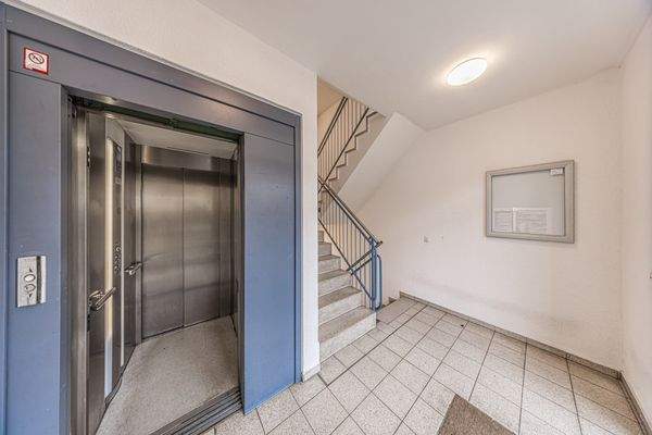 Leipzig - Möckern | Hauseingang mit Lift