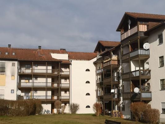 Blick auf das Mehrparteienhaus