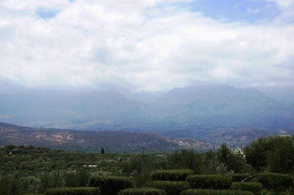 Kreta, Kalyves: Einstöckige Villa mit freiem Bergblick zu verkaufen