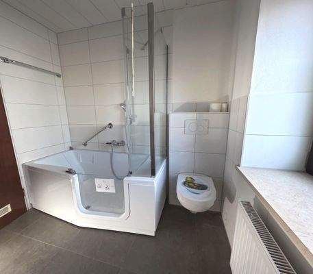 EG Wanne mit Duschverglasung und bequemen Ausstieg