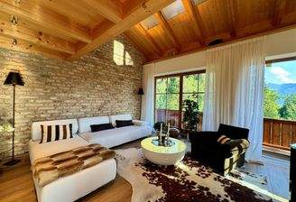 Alpen-Immo_Chalet_Schliersee_Wohnzimmer_Abendlicht