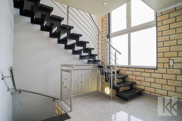 Ein elegantes Treppenhaus verbindet die Etagen