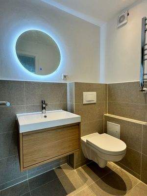 Badezimmer mit Dusche, letzte Sanierung Anfang 2025