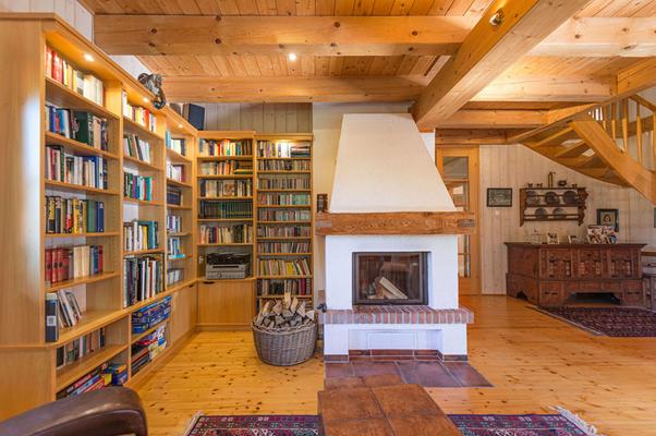 Wohnzimmer mit Kamin