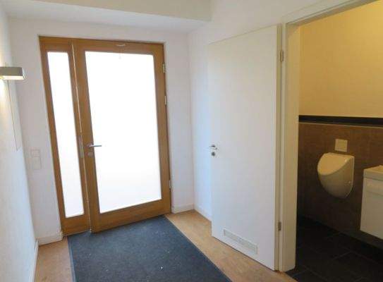 7-Eingang-Flur+Blick WC.JPG