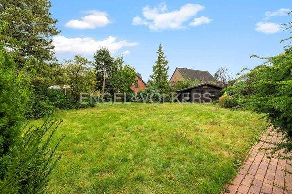 Garten mit Blockhütte