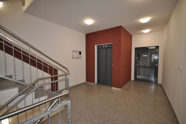 09 Treppenhaus Fahrstuhl.JPG