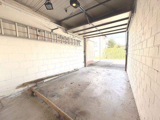 Garage mit zusätzlicher Abstellfläche