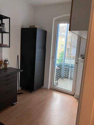 Küche mit Zugang zum Balkon