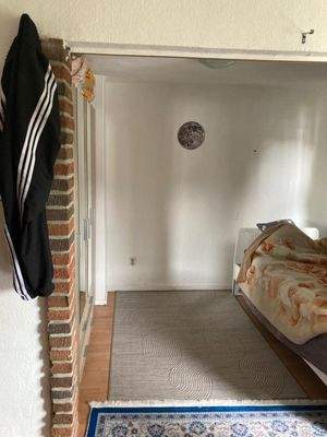 Wohnungseingang mit Schlafzimmer