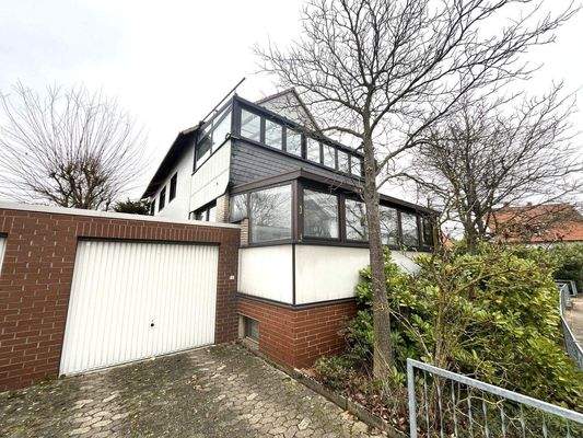 Hausansicht sowie Garage und Stellplatz