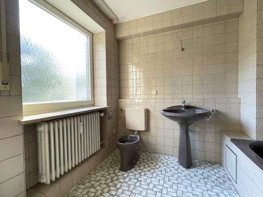 Tageslichtbad mit Wanne