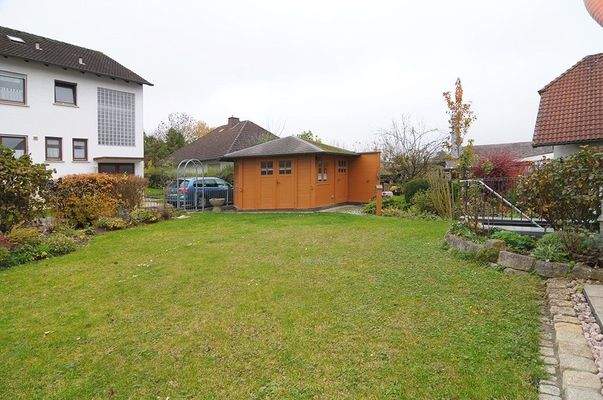 Garten mit Gartenhütte