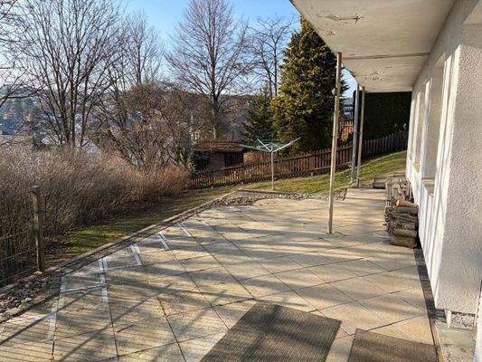 Terrasse und Grundstück