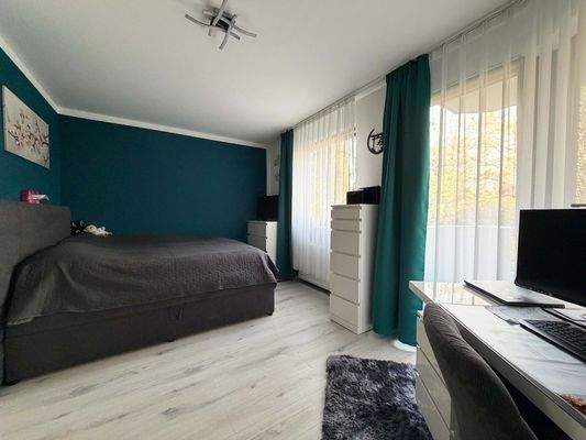 Das Schlafzimmer kombiniert Schlafbereich und Arbeitsplatz