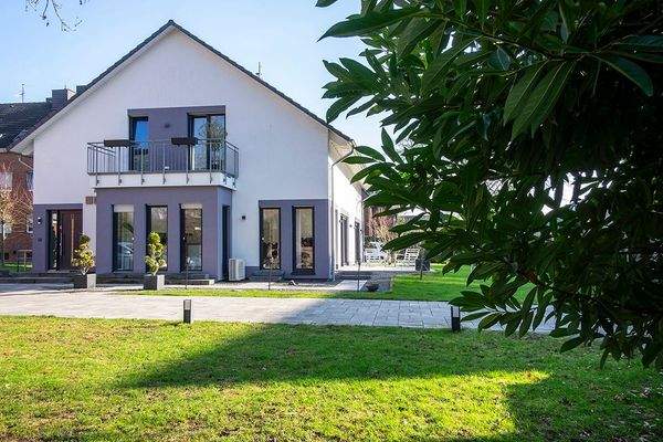 Blick vom Garten auf das Haus 1.jpg