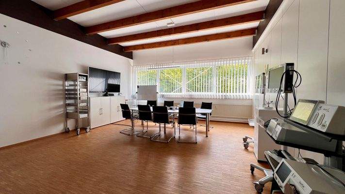 Industriegebäude Besprechung