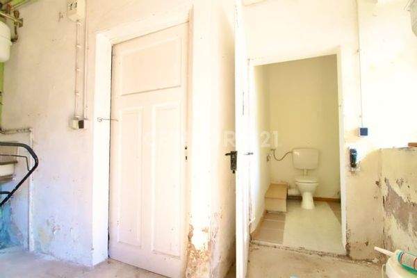 Kellerraum 1 - Ansicht Tür Kellerraum 2 und WC