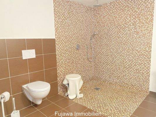 Bad im EG mit ebenerdiger Dusche