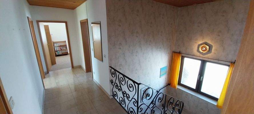 Flur und Galerie im OG