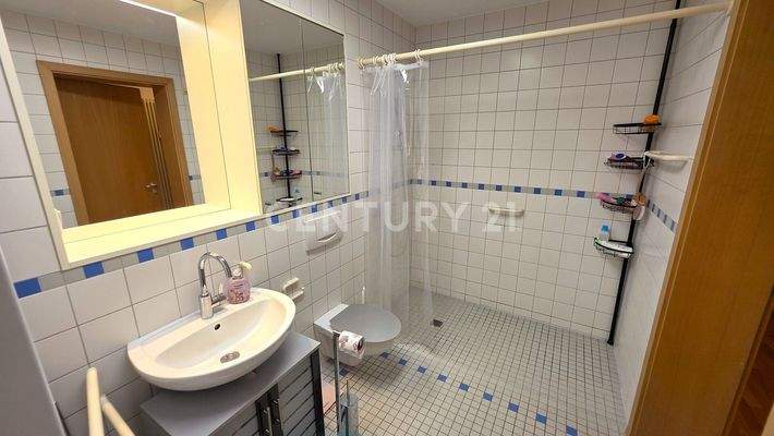 Neuwertiges Bad mit Waschbecken und bodenebener Dusche