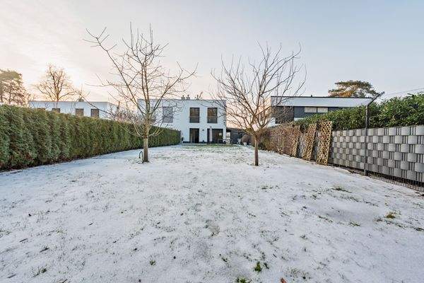 Garten mit Ansicht auf die Doppelhaushälfte