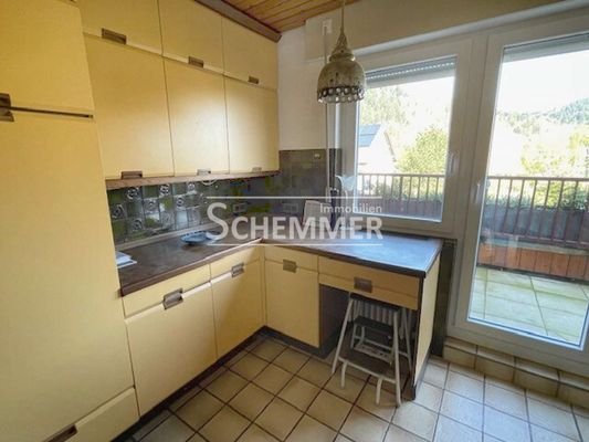 Küche mit Ausgang auf den hinteren Balkon