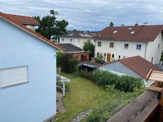 Blick vom Balkon im Hintergrund die Berge