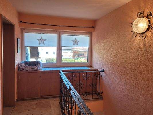 Schuhschrank im Treppenhaus zur Nutzung.jpg