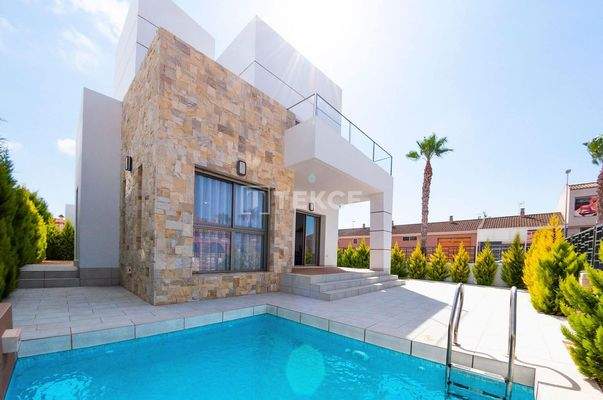 Contemporary Villas with Private Pool in Los Alcázares