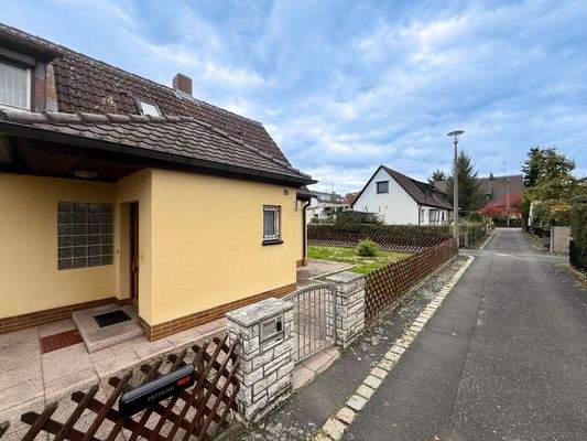 Zufahrt mit Eingangsbereich