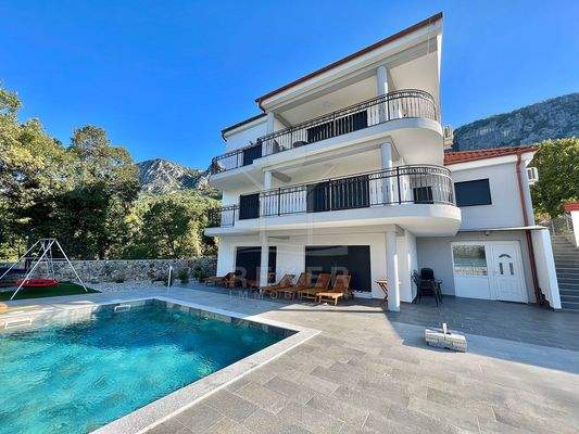 Moderne Erdgeschosswohnung mit Garten und privatem Pool in Bribir