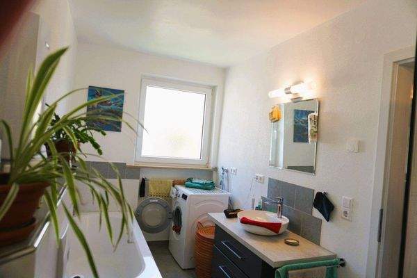 Badezimmer mit Fenster uvm.JPG