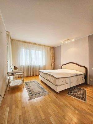 Zimmer mit Zugang zur Terrasse und Garten EG