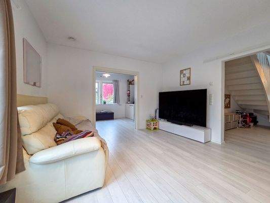 Helles Wohnzimmer mit Zugang zur Terrasse