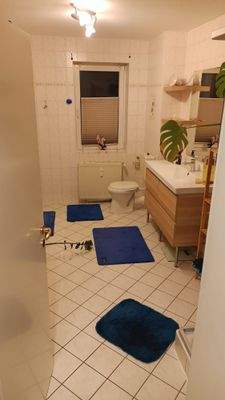 Badezimmer mit Dusche und Badewanne.jpg