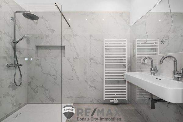 Badezimmer mit Dusche