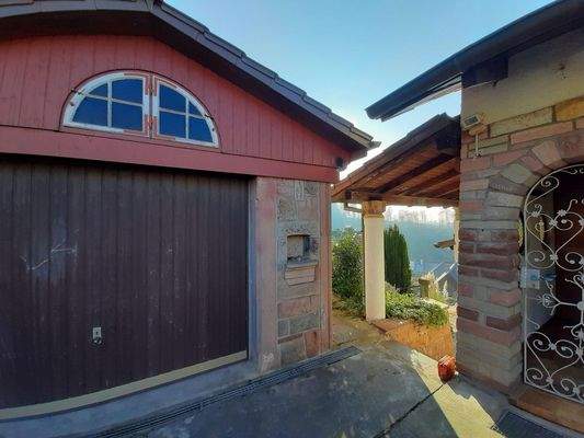 Garage bei Wegeeinfahrt