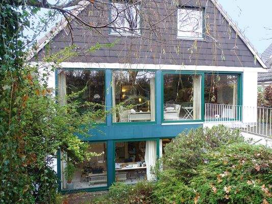 Insgesamt 7 bodentiefe Glaselemete prägen das Lebensgefühl im Haus.