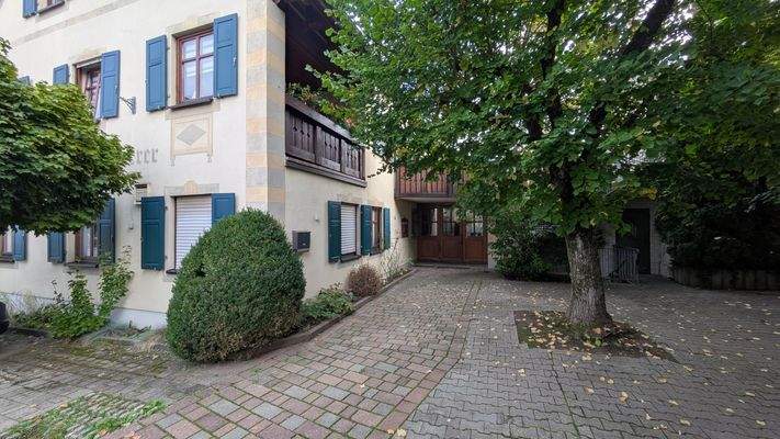 Hausansicht mit Garten