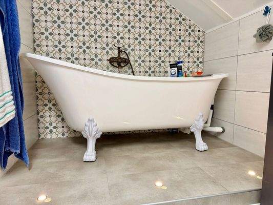 mit frei stehender Wanne