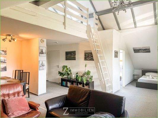 Wohn- und Essbereich mit Zugang zur Empore 