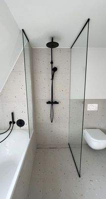 Hauptbadezimmer bodentiefe Dusche