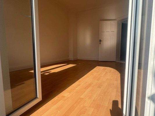 Blick vom Balkon rein in d. Whg.