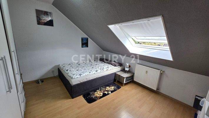 Großes Eltern- Schlafzimmer im DG