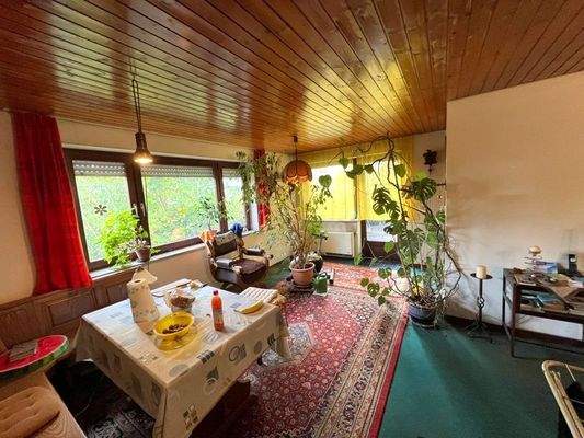 Essbereich mit Zugang Terrasse und Küche