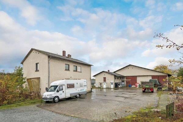 Hofzufahrt mit Bestandsgebäuden 